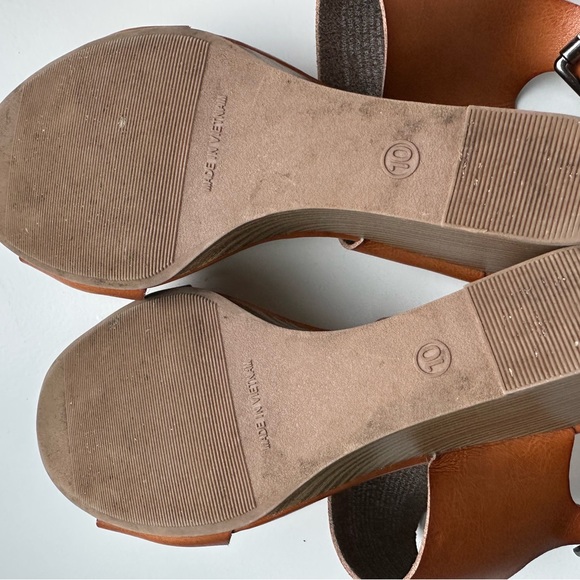 Old Navy brown wedge strappy sandals shoes. 10M - Picture 7 of 7